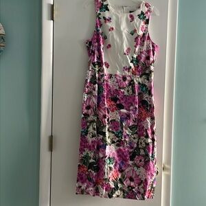 Maggie London summer fully lined dress.floral print, straight mid-length